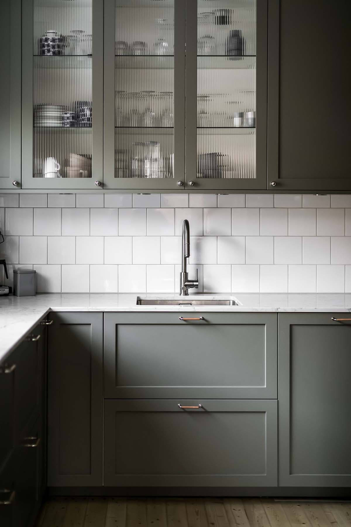 Ikea kök med grågröna köksluckor