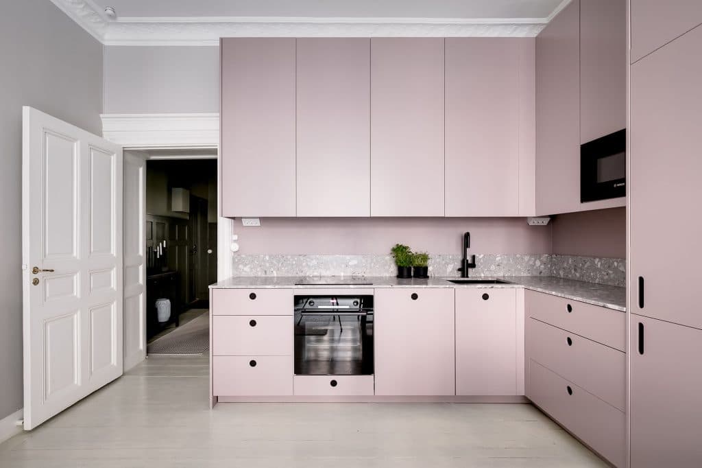 Rosa kök byggt på IKEA köksstommar